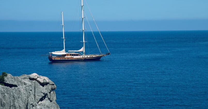 Zatoczka Sa Calobra na Majorce — wąska plaża z otoczeniem wysokich klifów i krystalicznie czystą wodą, u ujścia wąwozu Torrent de Pareis.