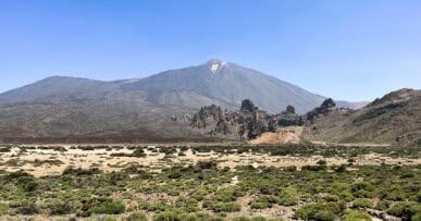 „Widok na wulkan Teide na Teneryfie — majestatyczny stożek wulkaniczny wznoszący się ponad chmurami, otoczony księżycowym krajobrazem Parku Narodowego Teide. Wakacje na Teneryfie