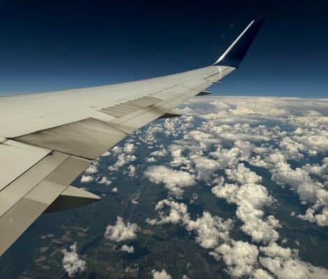 Widok z samolotu nad chmurami – skrzydło podczas lotu do USA