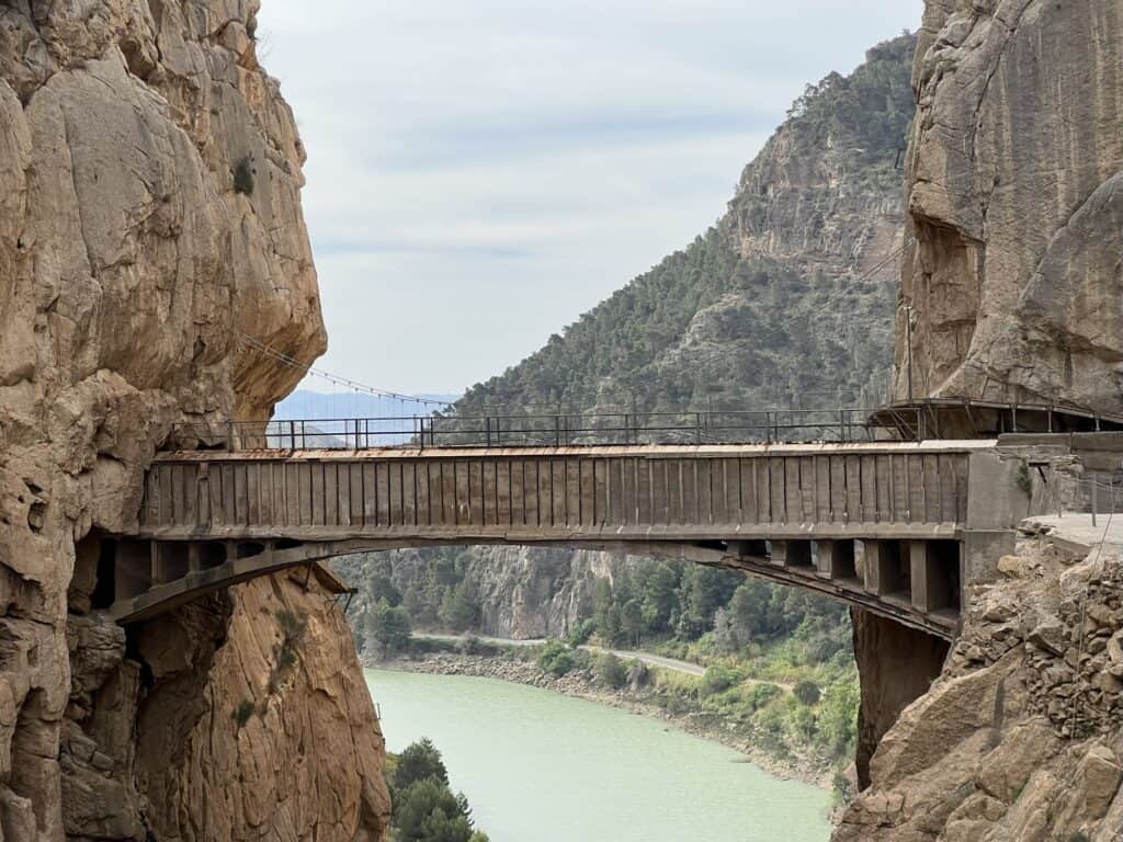 Panorama wąwozu Desfiladero de los Gaitanes z kładką Caminito del Rey. Caminito del Rey przewodnik.