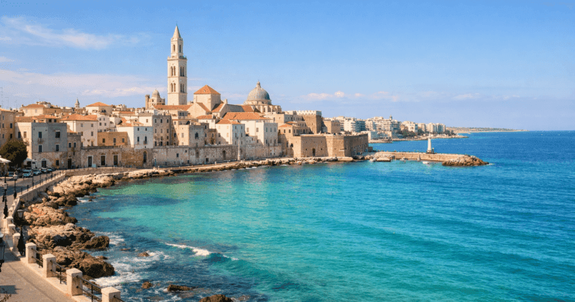 Panoramiczny widok Bari i wybrzeża Apulii w słoneczny, letni dzień
