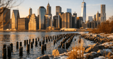 Skyline Manhattanu o zachodzie słońca – poradnik jaki pass do Nowego Jorku wybrać