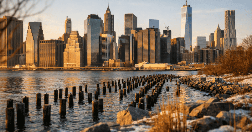 Skyline Manhattanu o zachodzie słońca – poradnik jaki pass do Nowego Jorku wybrać
