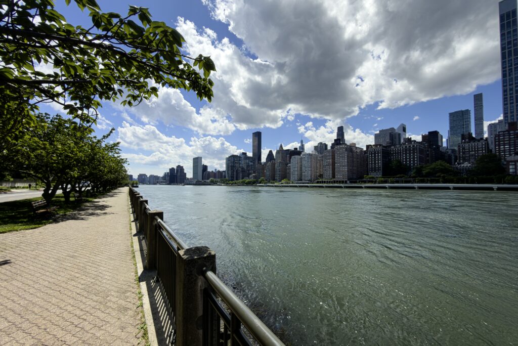 Olśniewający widok z Roosevelt Island na Manhattan