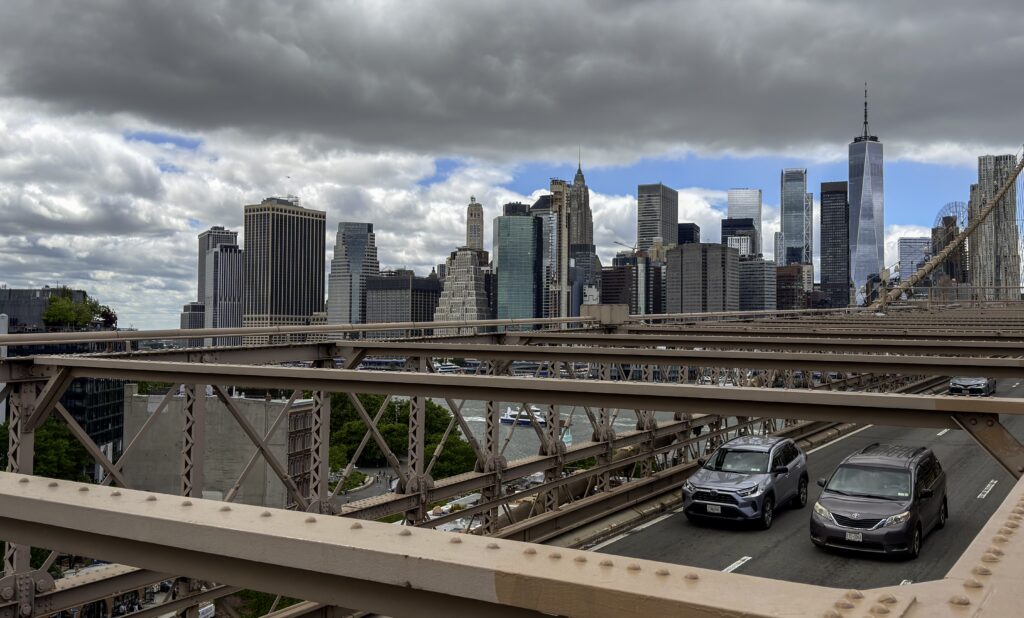 Widok Manhattanu z Brooklyn Bridge.