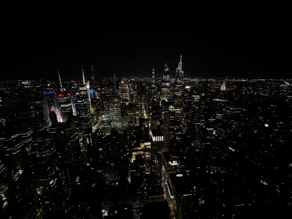 Nocna panorama Manhattanu z punktu widokowego Empire State Building