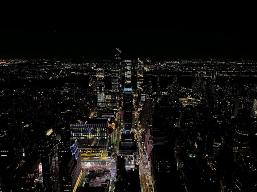 Panorama Nowego Jorku nocą z tarasu widokowego Empire State Building