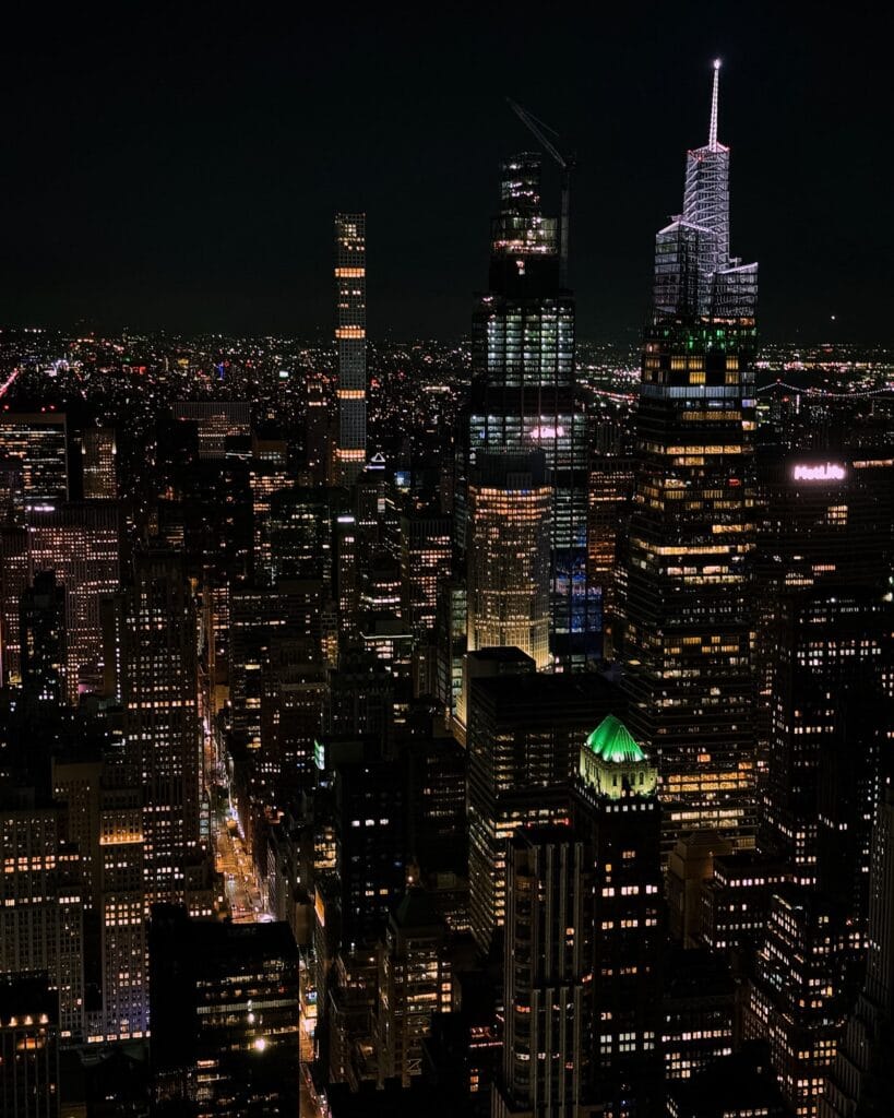 Widok na oświetlony Manhattan z Empire State Building po zmroku