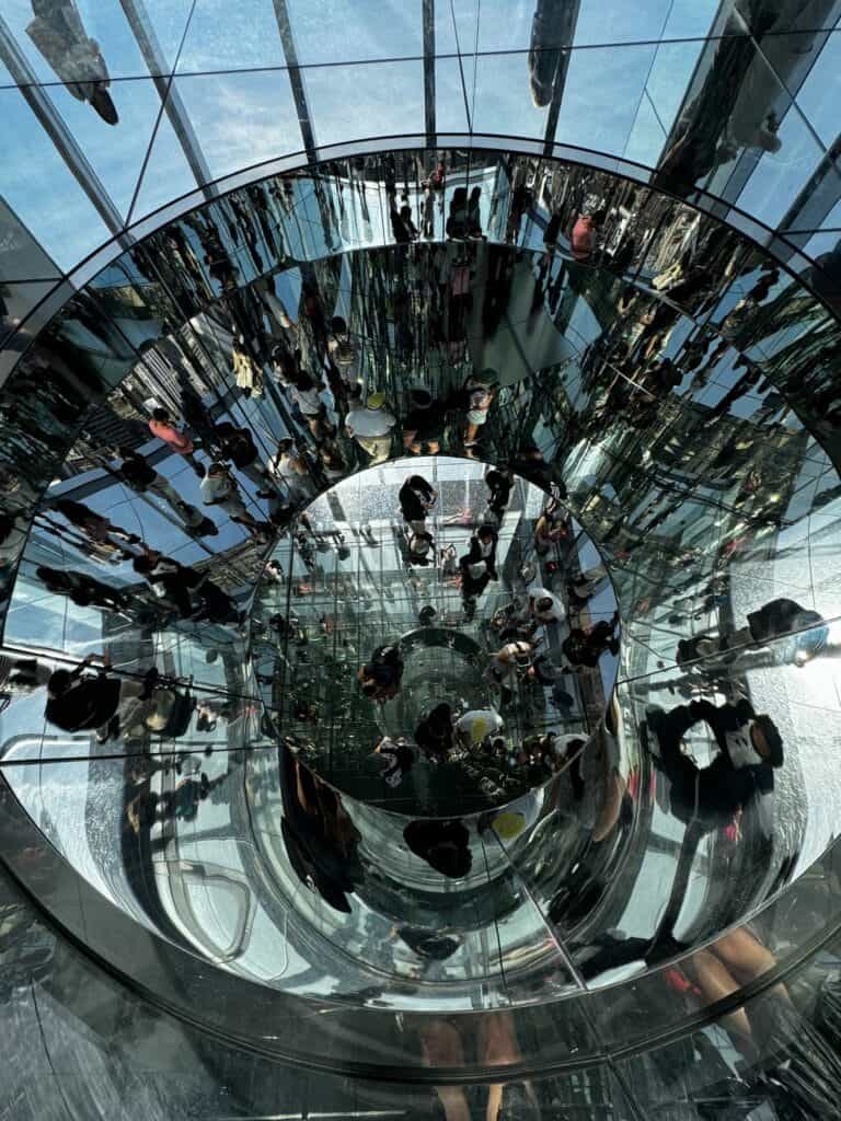 Instalacja z lustrami i srebrnymi kulami w SUMMIT One Vanderbilt w Nowym Jorku
