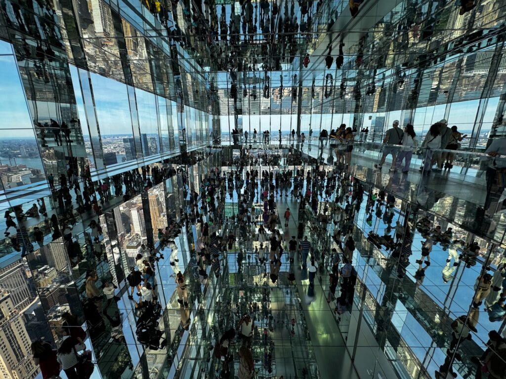 Lustrzana sala w SUMMIT One Vanderbilt – nowoczesny punkt widokowy w Nowym Jorku