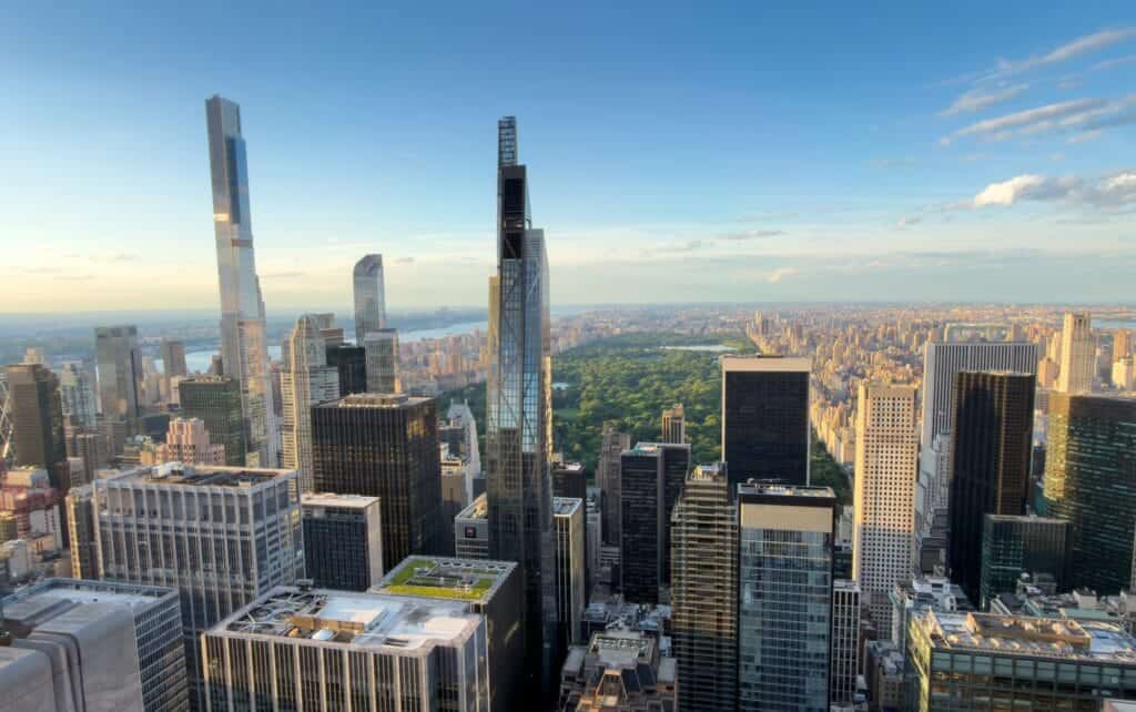 Panorama Manhattanu z Top of the Rock z widokiem na One World Trade Center i Midtown