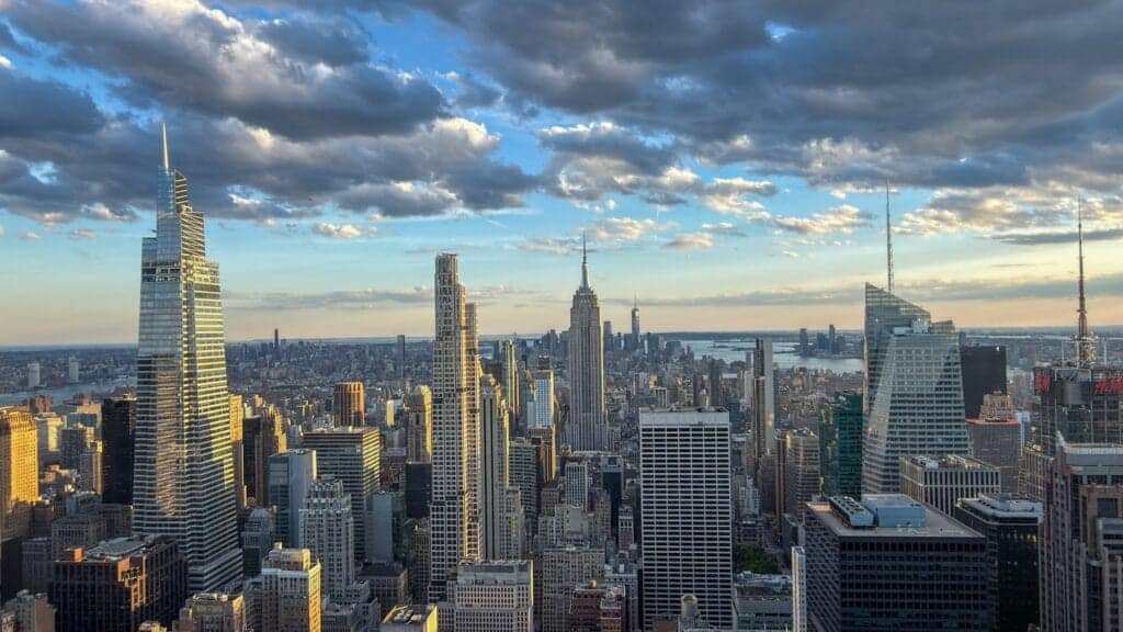 Widok na Manhattan z Top of the Rock – panorama Nowego Jorku z Empire State Building