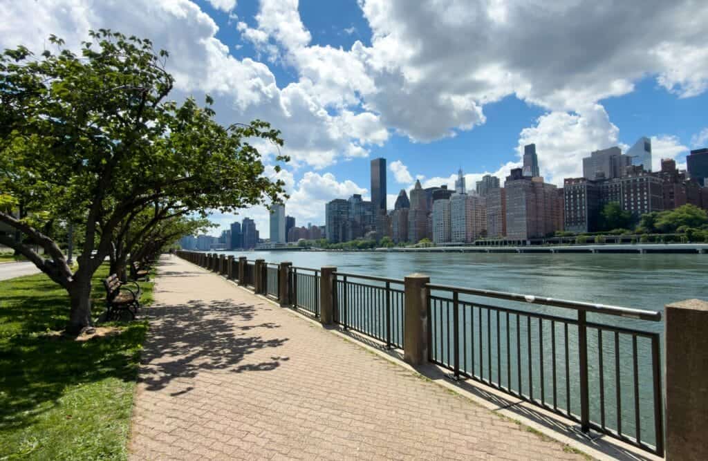 Widok z Roosevelt Island na Manhattan i most Queensboro Bridge w Nowym Jorku