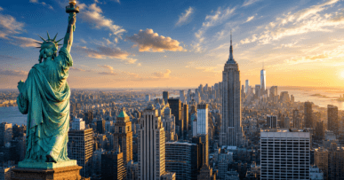 Panorama Manhattanu i Statua Wolności o zachodzie słońca – grafika do artykułu „Ile kosztuje wyjazd do Nowego Jorku?”