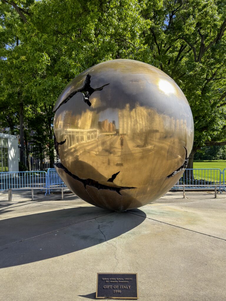 Rzeźba Sphere Within Sphere przed siedzibą ONZ w Nowym Jorku