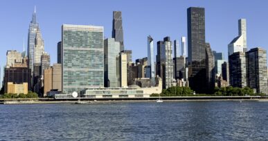 Zwiedzanie ONZ w Nowym Jorku – siedziba ONZ NYC na tle panoramy Manhattanu