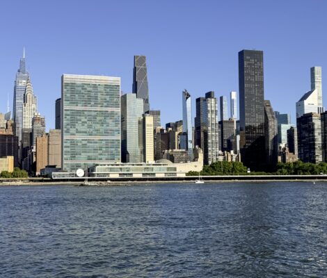 Zwiedzanie ONZ w Nowym Jorku – siedziba ONZ NYC na tle panoramy Manhattanu