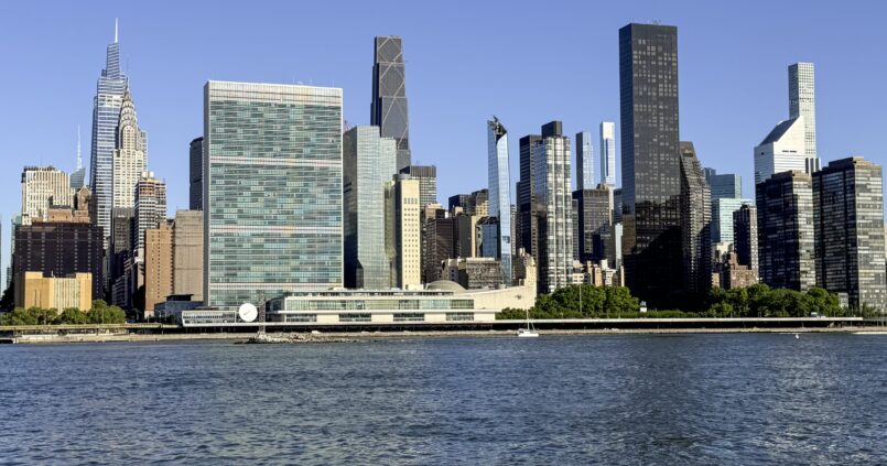 Zwiedzanie ONZ w Nowym Jorku – siedziba ONZ NYC na tle panoramy Manhattanu