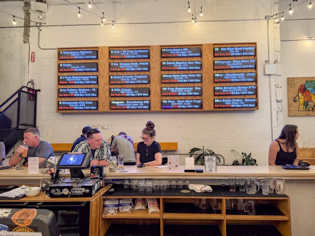 Wnętrze Evil Twin Brewing NYC w DUMBO na Brooklynie