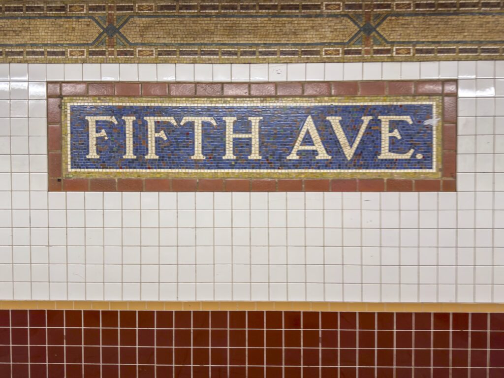 Mozaikowa tablica z nazwą stacji Fifth Avenue w nowojorskim metrze