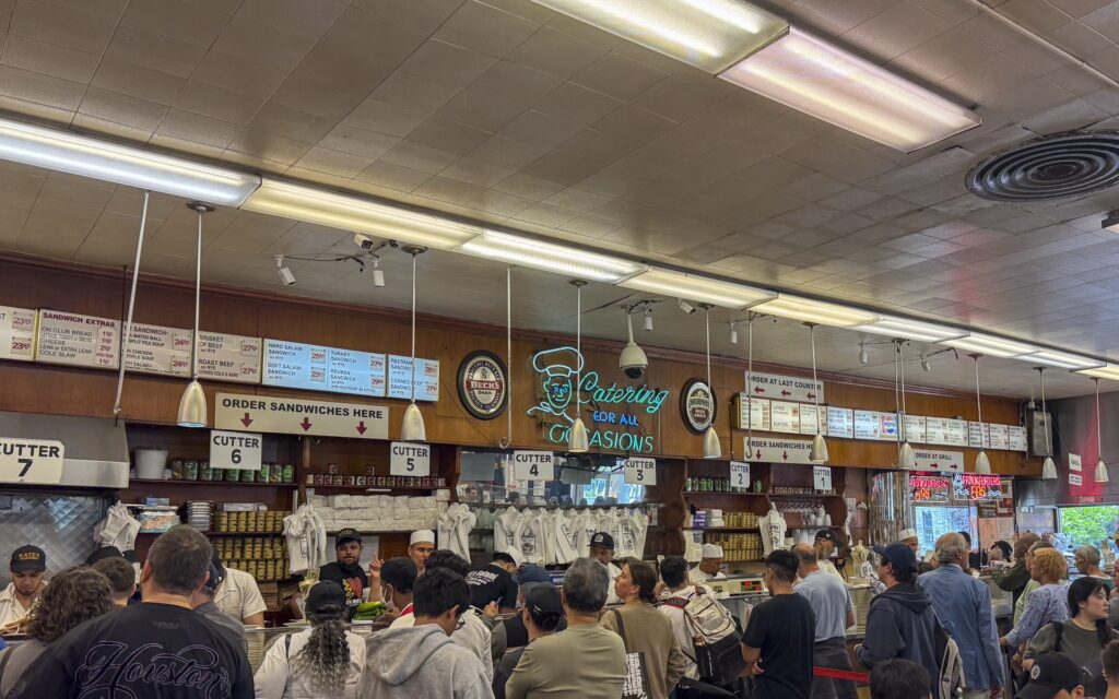 stanowiska cutterów i zamawianie pastrami w Katz’s Delicatessen w Nowym Jorku