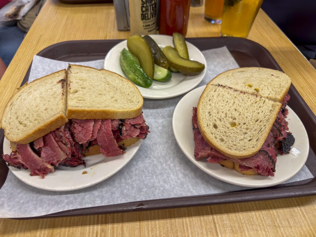 Katz’s Pastrami Sandwich – wielkość kanapek z pastrami