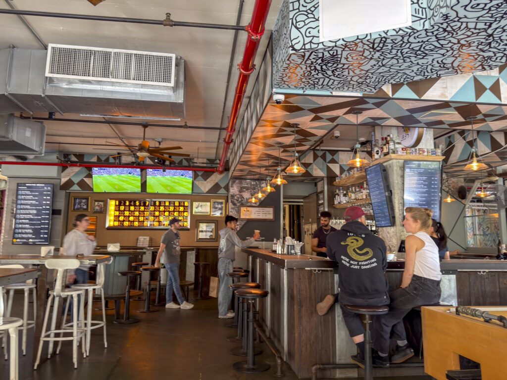 Wnętrze Randolph Beer na Brooklynie w Nowym Jorku