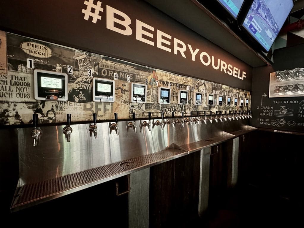 Samoobsługowe krany z piwem w Randolph Beer na Brooklynie w Nowym Jorku