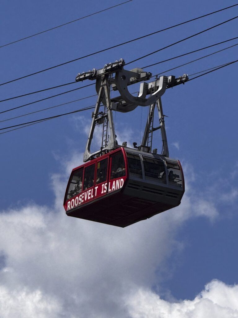 Czerwona kolejka linowa Roosevelt Island Tram nad Nowym Jorkiem