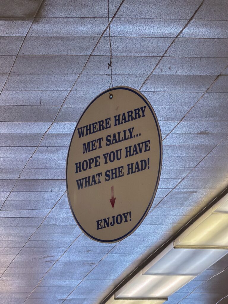 oznaczenie miejsca z filmu Kiedy Harry poznał Sally w Katz’s Delicatessen