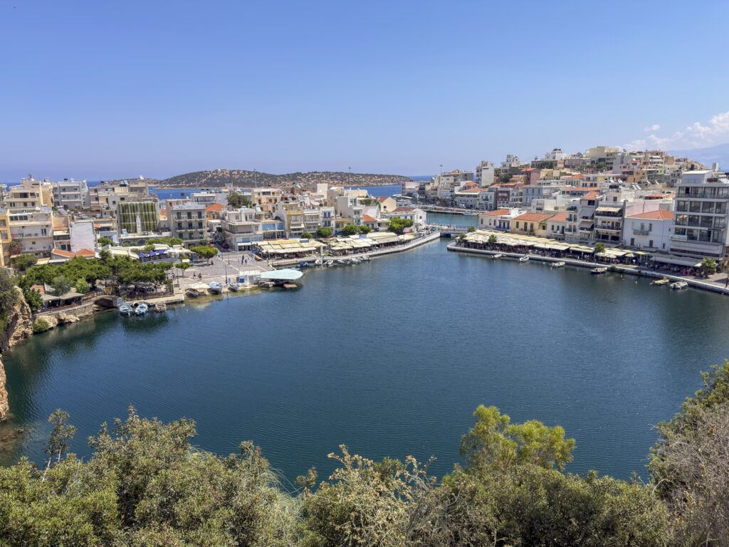 Widok na jezioro Voulismeni i centrum Agios Nikolaos na Krecie