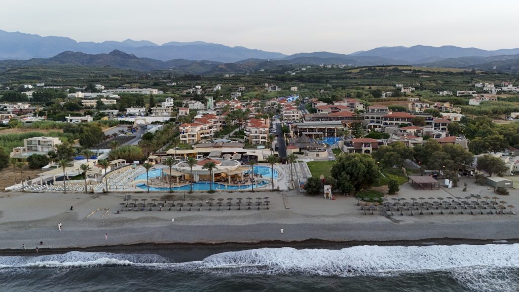 Caldera Beach Hotel w Gerani na Krecie widziany od strony plaży