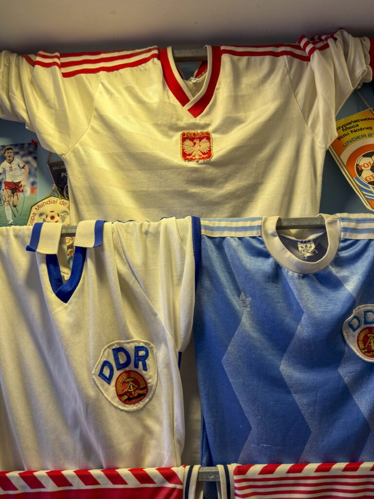 Koszulka reprezentacji Polski Zbigniewa Bońka w muzeum piłki nożnej w Chanii na Krecie