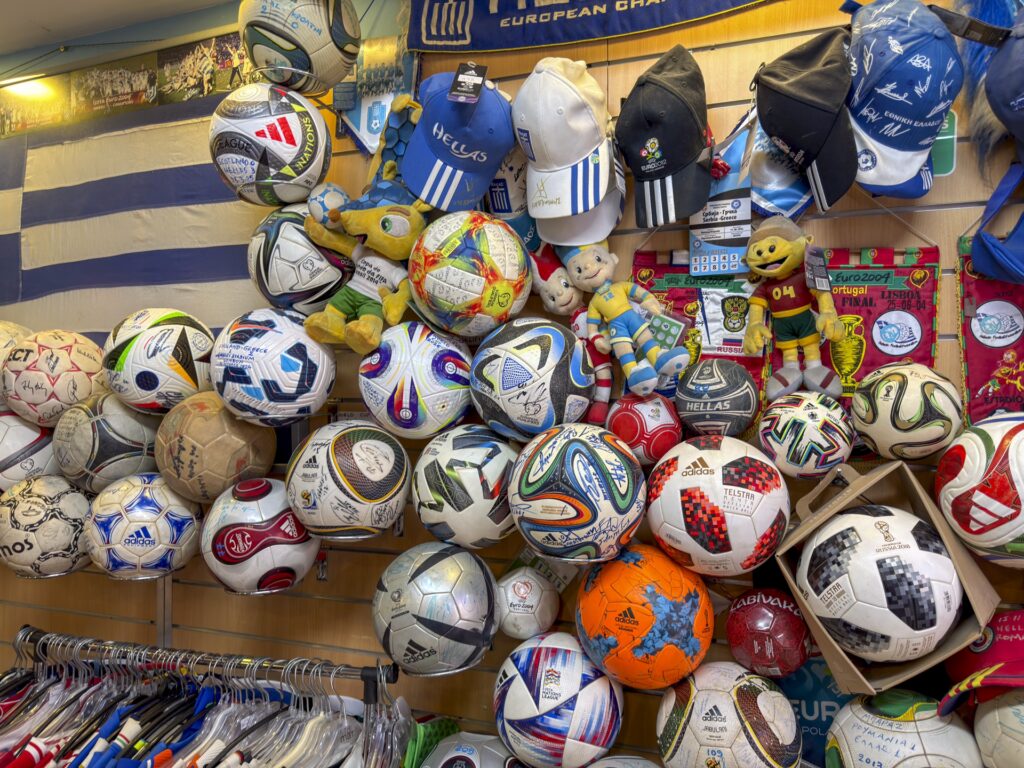 Kolekcja piłek z autografami, czapek i pamiątek piłkarskich w Greek National Football Team Museum w Chanii